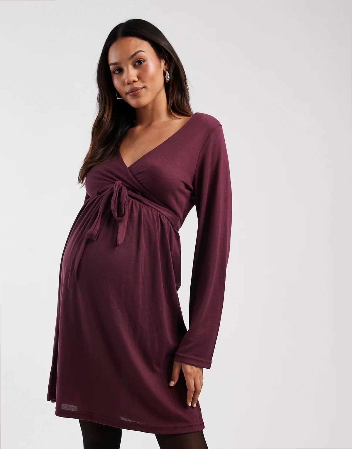 Mamalicious Maternity – Weiches Jersey-Kleid in Burgunderrot mit stillfreundlichem Wickeldetail