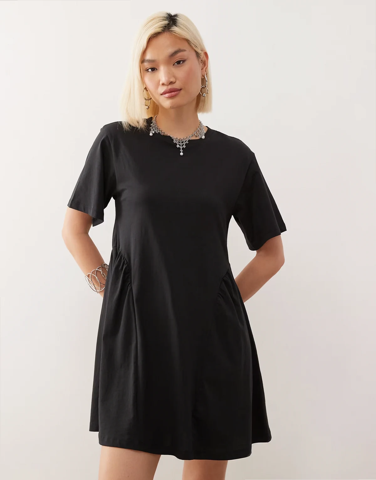 – Minikleid aus schwarzem Jersey mit weitem Rock und tiefer Taille