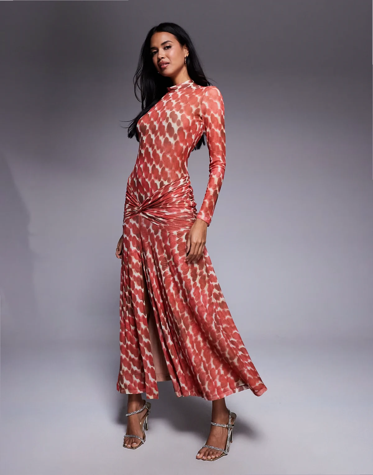 – Lea – Czerwona siateczkowa sukienka z długimi rękawami i wzorem w plamki