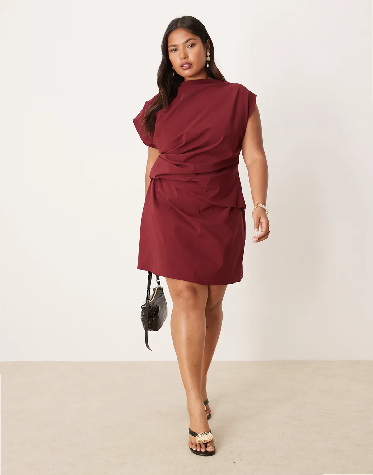 ASOS DESIGN Curve – Bordowa sukienka mini z zabudowanym dekoltem i zakładkami z bengaliny