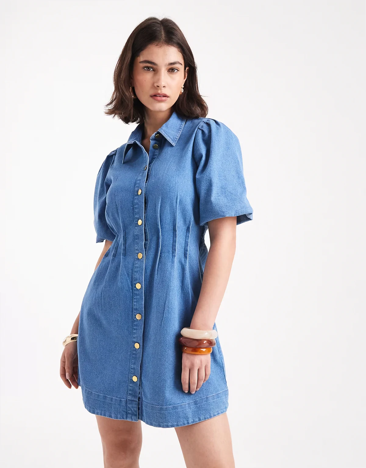 – Mini-Jeanskleid in Mittelblau mit Puffärmeln und plissierter Taille