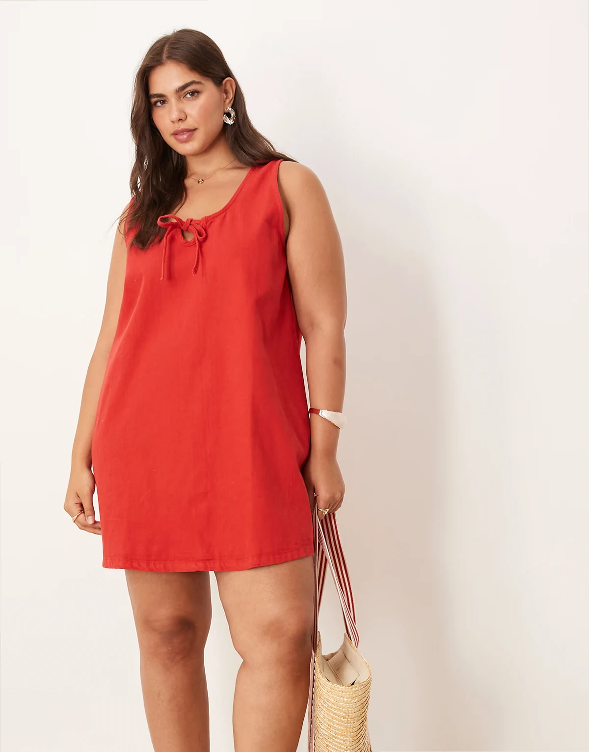 ASOS DESIGN Curve – Czerwona jeansowa sukienka mini z dekoltem w kształcie litery U i kokardką z przodu