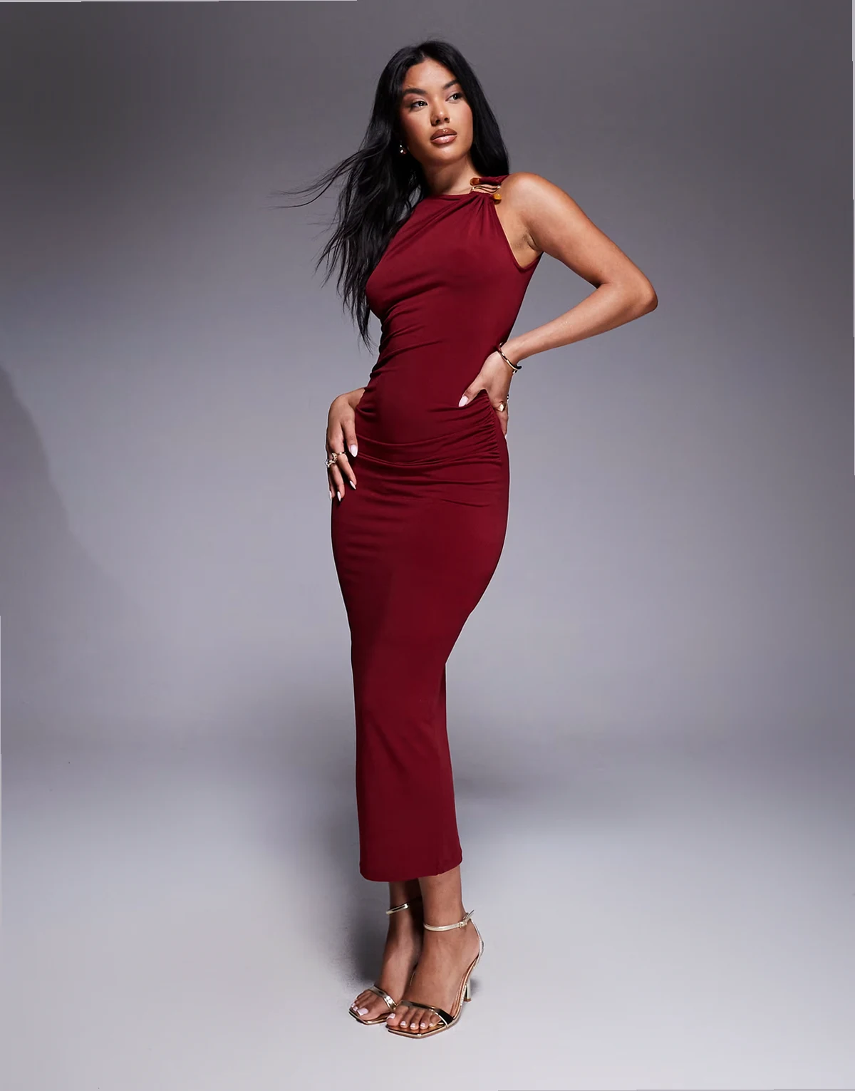 – Asymmetrisches, anschmiegsames Midikleid in Burgunderrot mit Metalldetail