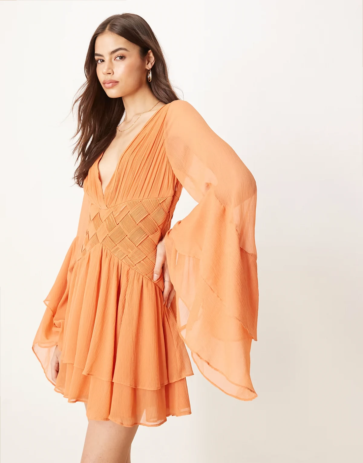 ASOS DESIGN Tall – Gestuftes Minikleid in Terrakotta mit Rüschen und Webdesign-Detail