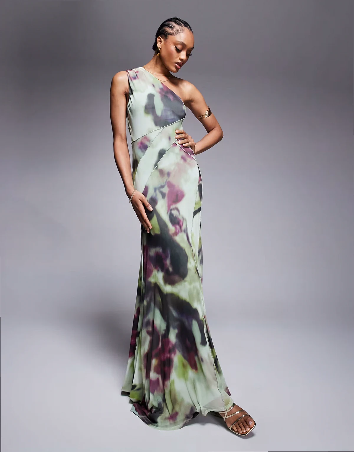 ASOS DESIGN Tall – Maxikleid aus Netzstoff mit One-Shoulder-Träger, sichtbaren Nähten, weitem Rocksaum und abstraktem Batikmuster