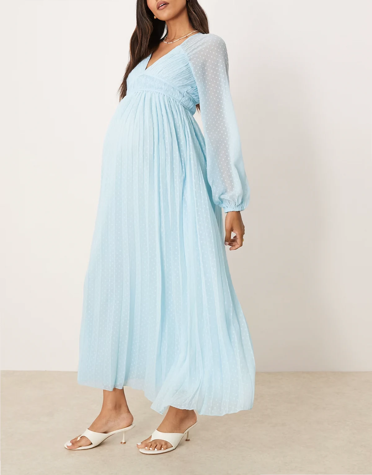 ASOS DESIGN Maternity – Pastelowoniebieska plisowana sukienka midaxi z głębokim dekoltem i długimi rękawami