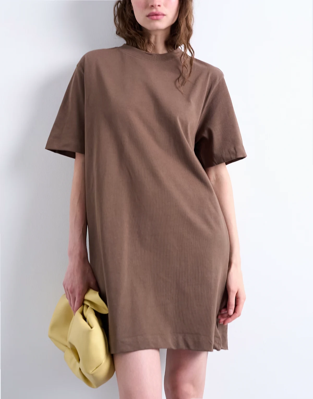– Czekoladowobrązowa sukienka T-shirtowa premium oversize z krótkim rękawem