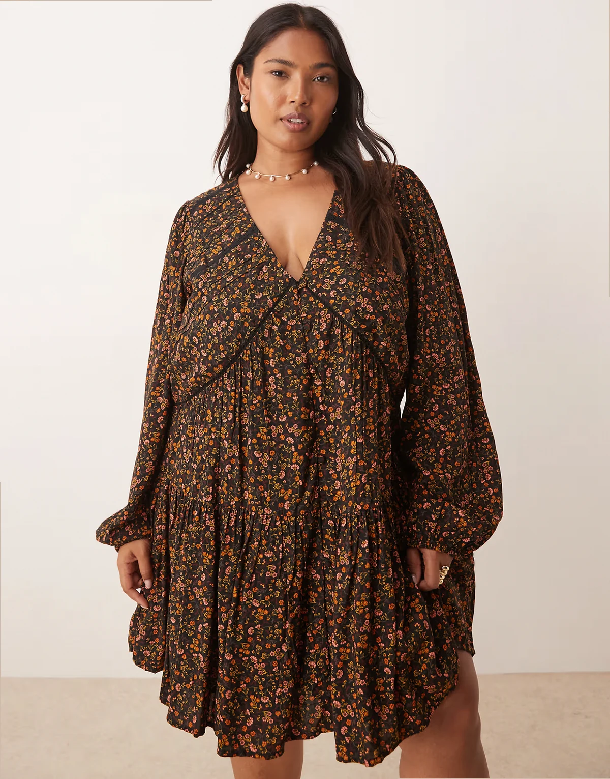– Marley – Kurzes Boho-Kleid mit V-Ausschnitt und dunklem Blumenmuster