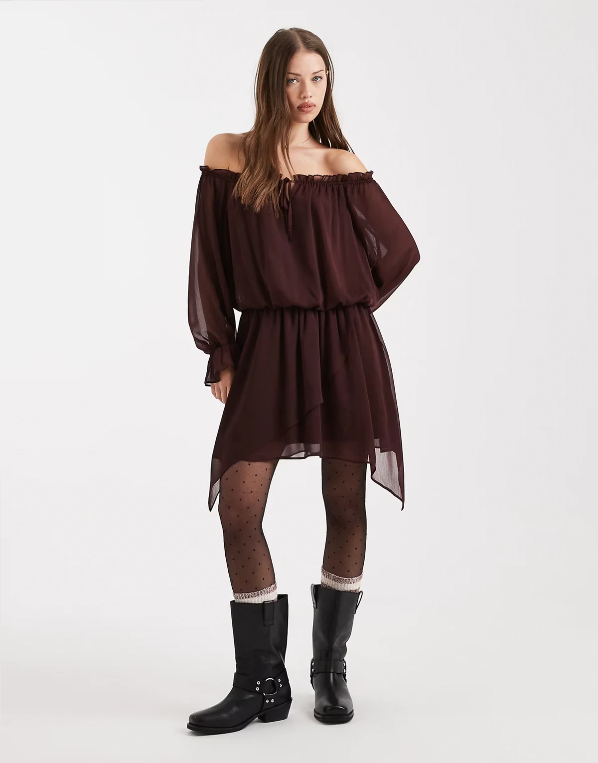 – Kleid aus Chiffon in Schokobraun mit Carmen-Ausschnitt und Zipfelsaum