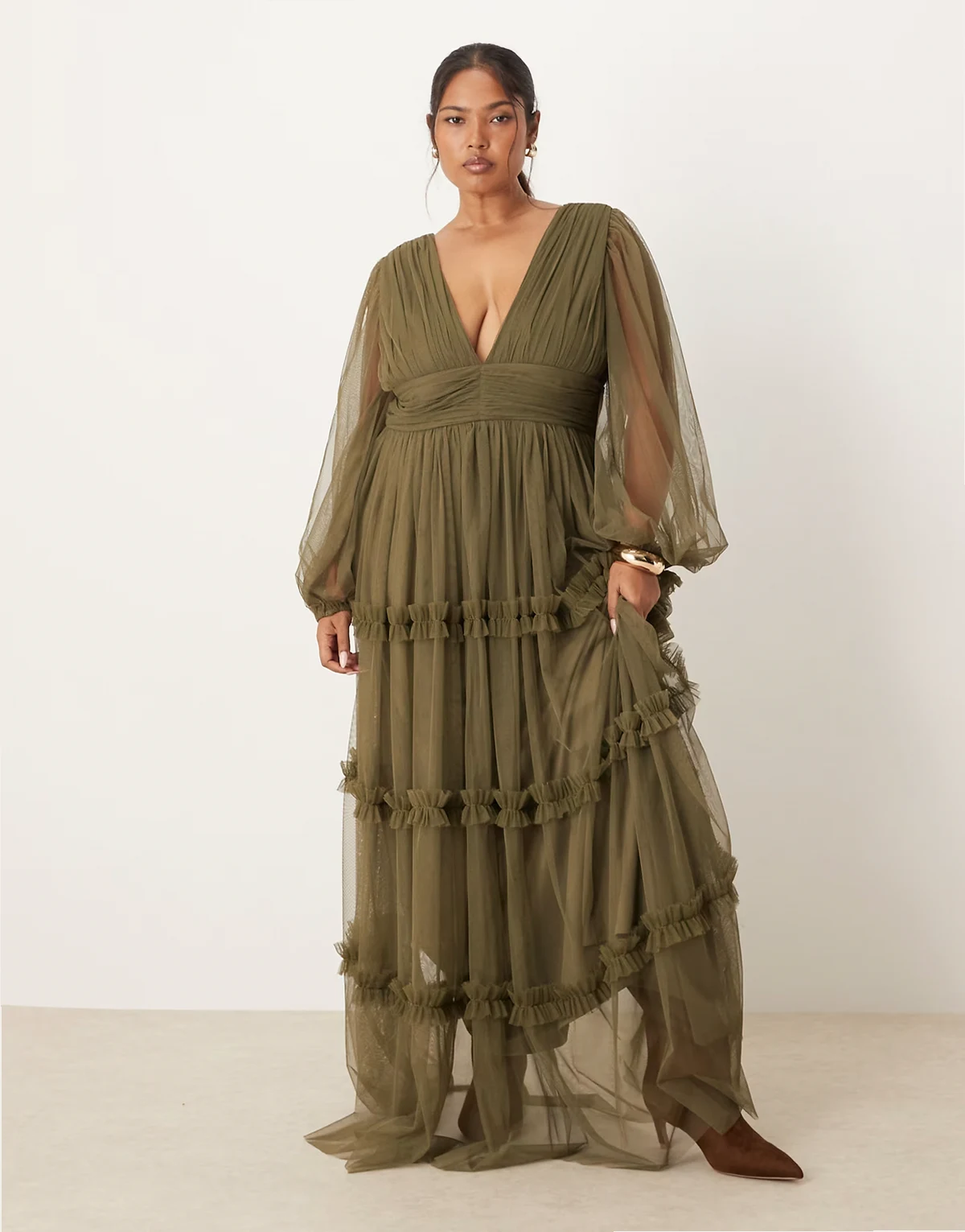 – Ciemnooliwkowa sukienka maxi z falbankami w stylu boho
