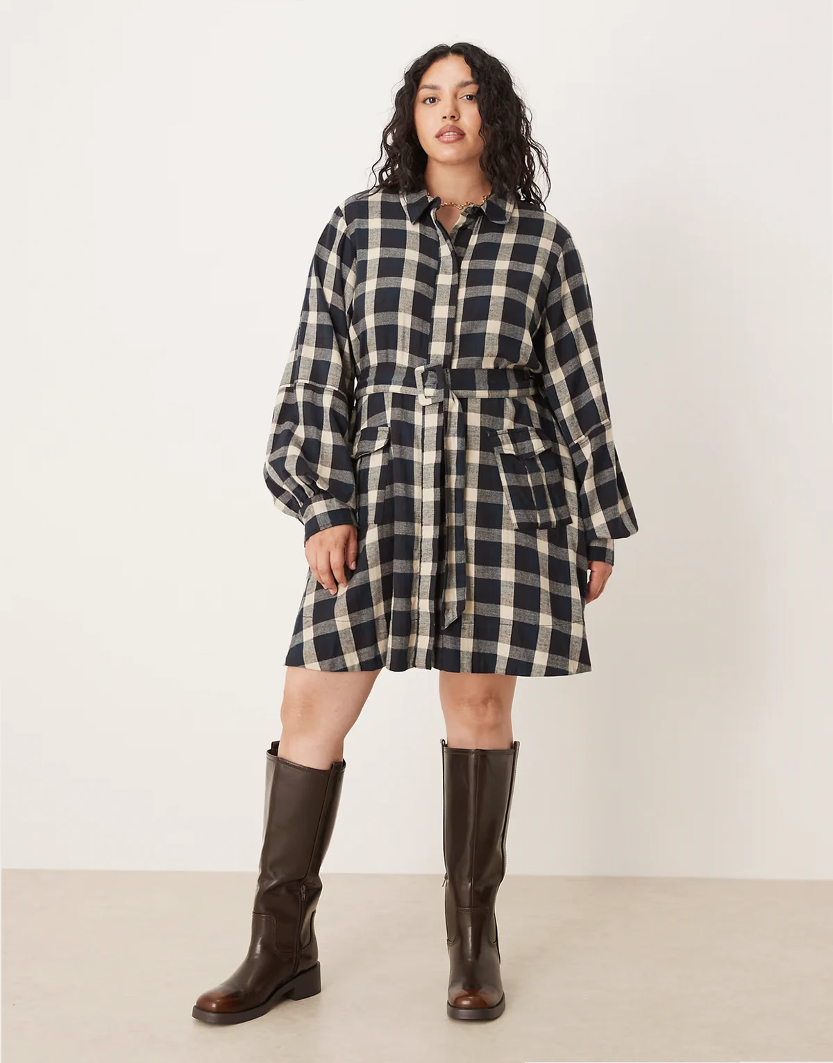 ASOS DESIGN Curve – Sukienka koszulowa mini z paskiem w czarno-beżową kratę