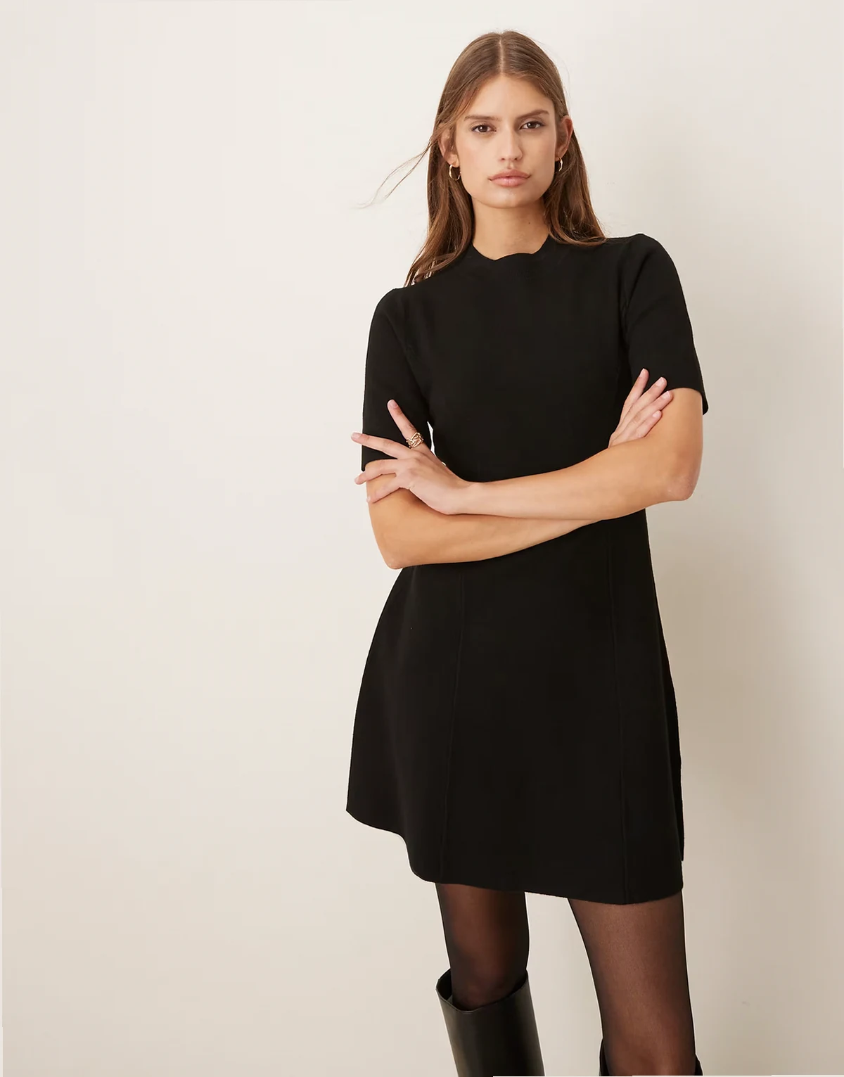 – Kurzärmliges, ausgestelltes Minikleid in Schwarz