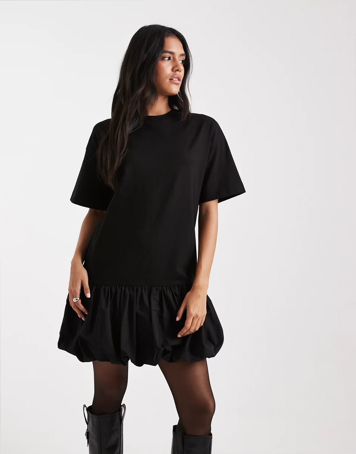 – Popeline-Minikleid in Schwarz mit tiefer Taille