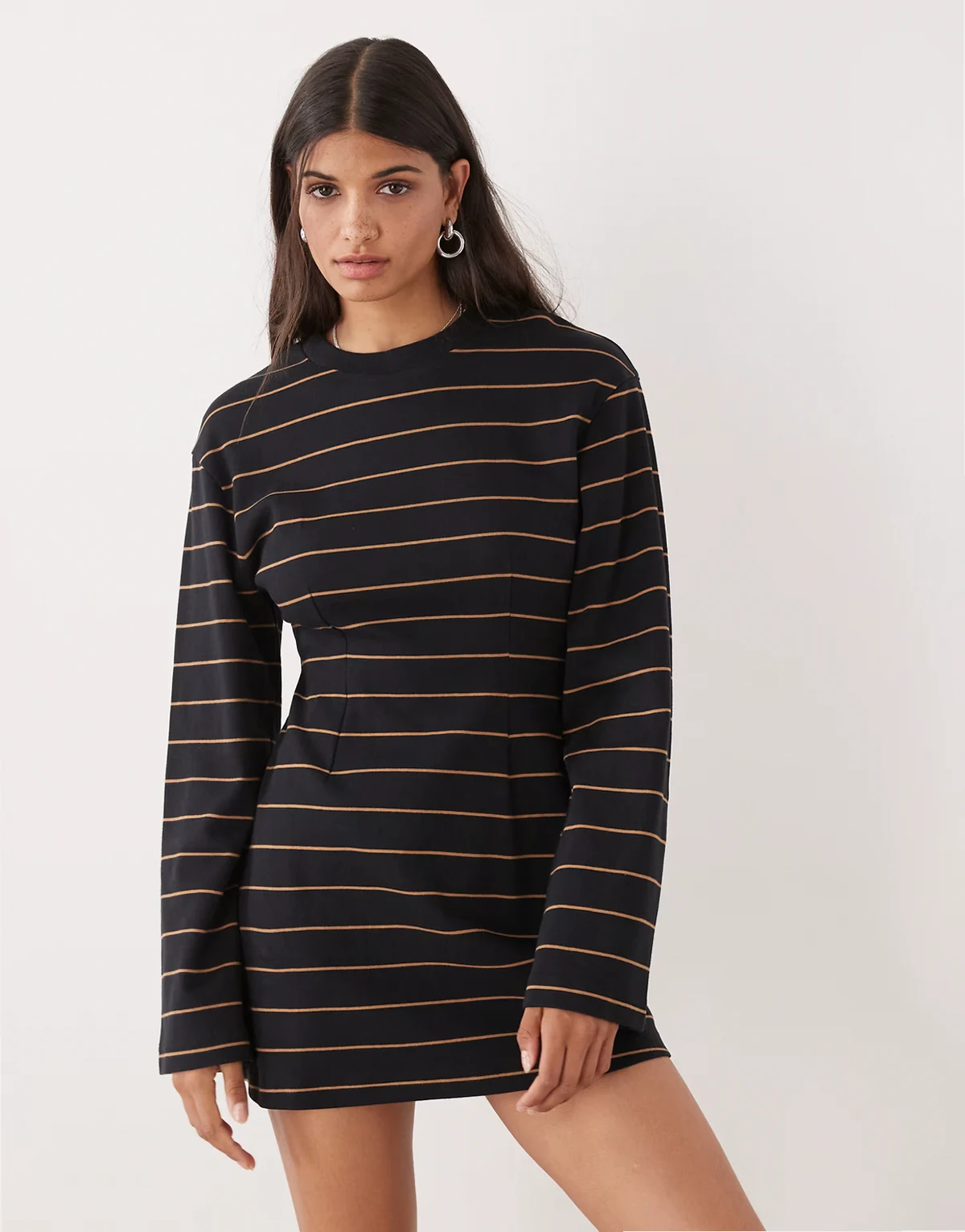 – Tailliertes, langärmliges Mini-Shirt-Kleid in gestreiftem Schwarz