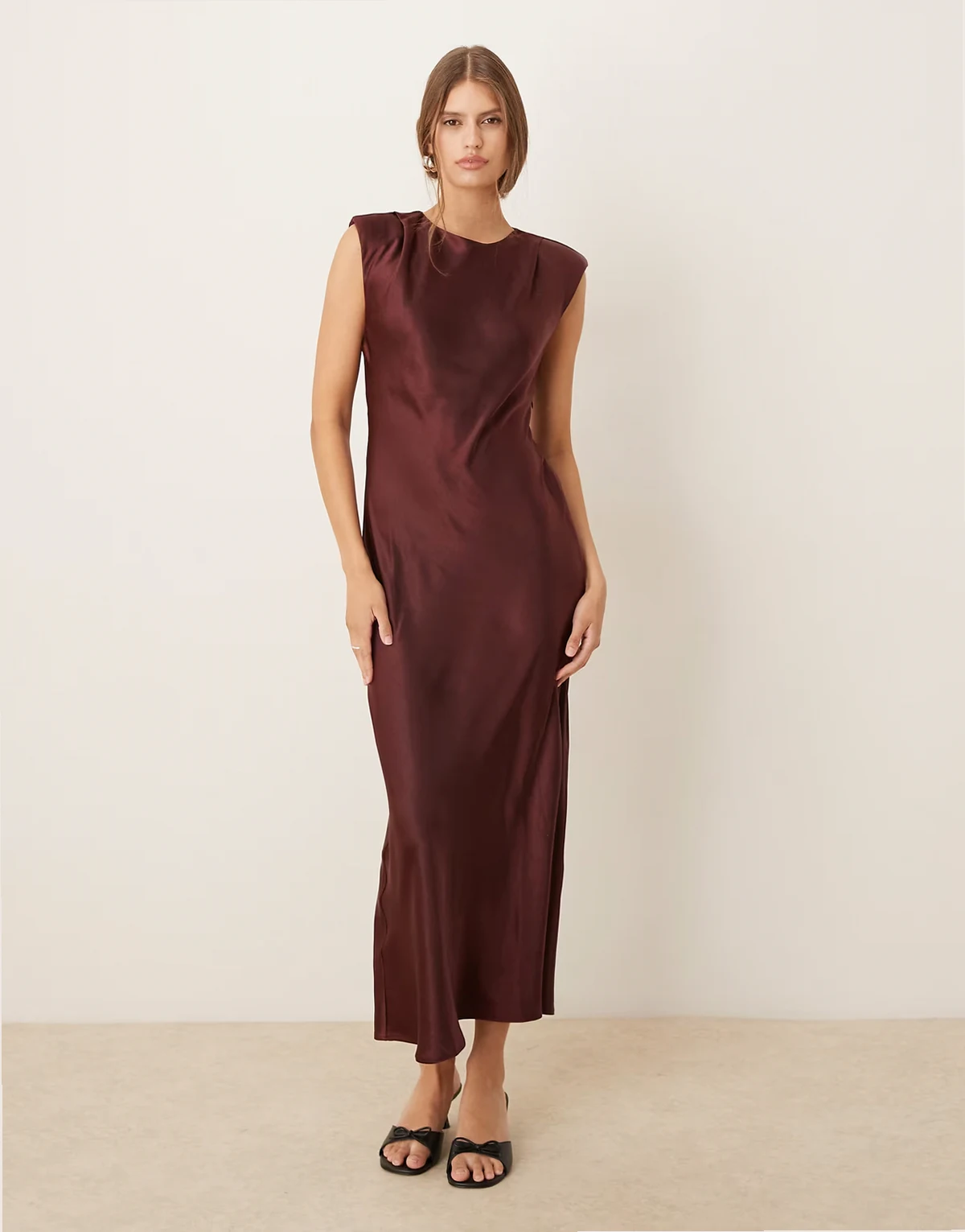 – Midaxi-Kleid aus Satin in Braun mit Schulterpolstern