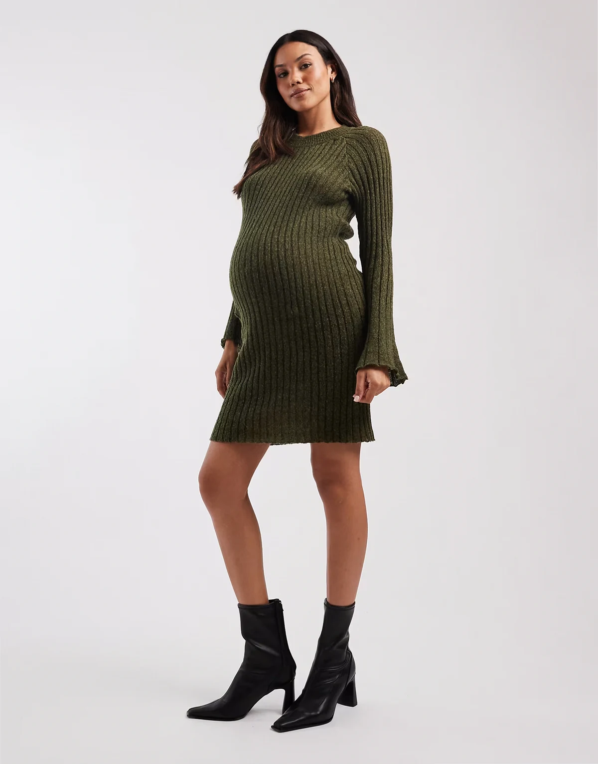 Mamalicious Maternity – Minikleid aus weichem Rippstrick in Khaki meliert mit ausgestellten Ärmeln