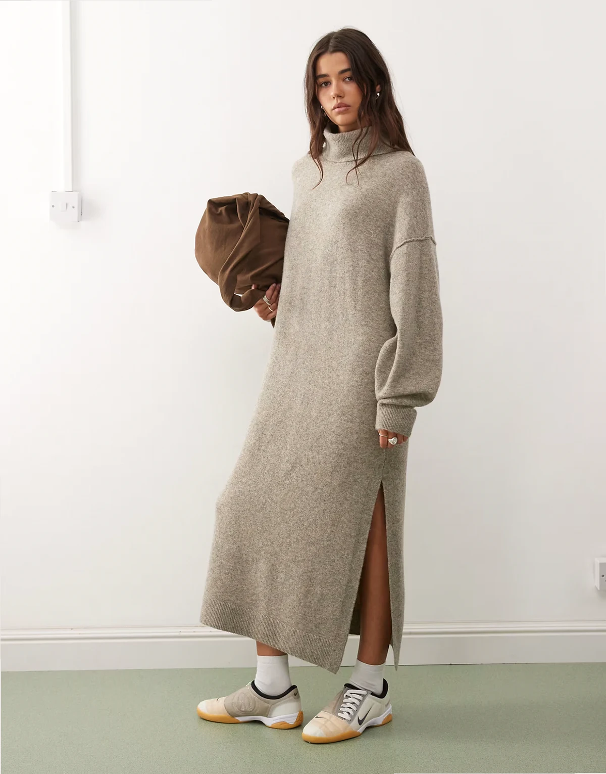 – Maxi-Pulloverkleid aus Strick in hellem Maulwurfbraun meliert mit Rollkragen, exklusiv bei ASOS