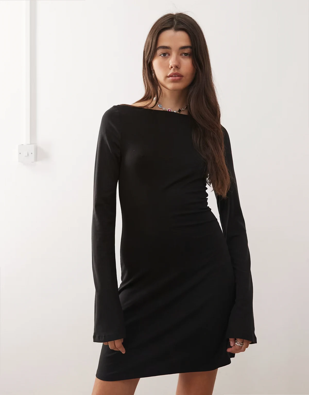 – Langärmliges, tief ausgeschnittenes Minikleid in Schwarz mit U-Boot-Ausschnitt, exklusiv bei ASOS