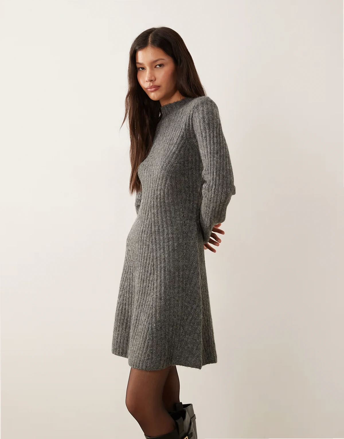 – Hochwertiges, geripptes Mini-Strickkleid in Grau meliert