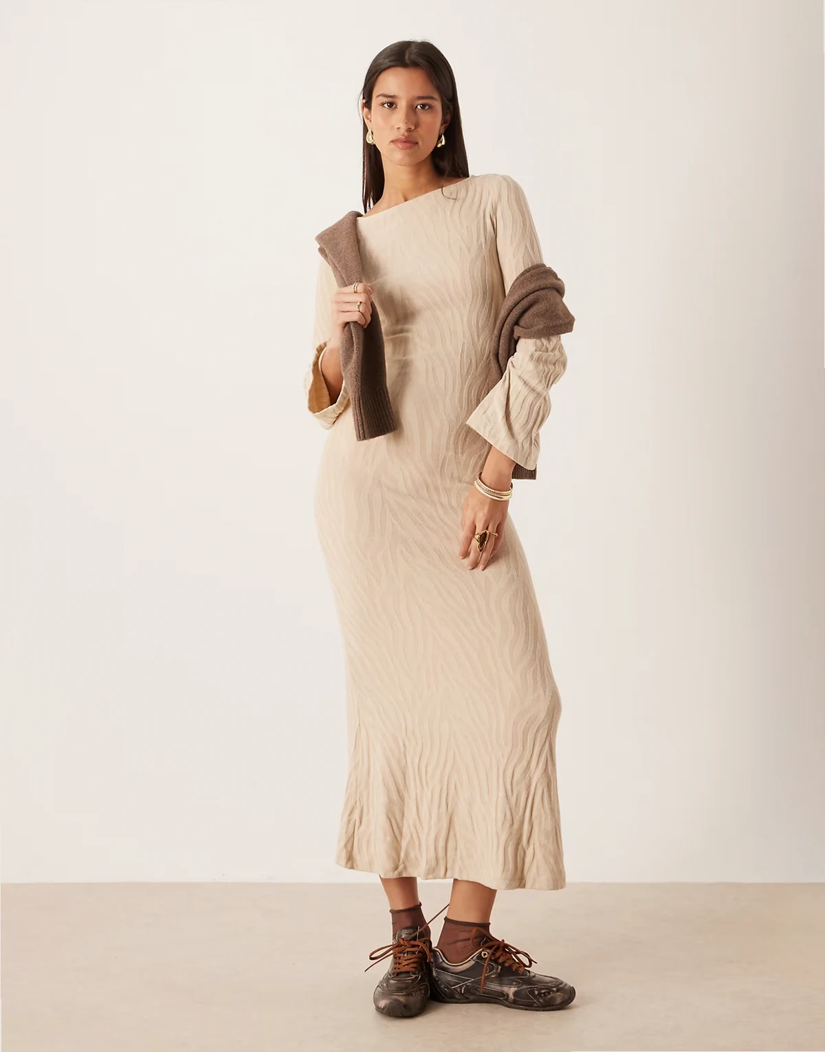 – Gestricktes Maxikleid mit neutralem Zebramuster