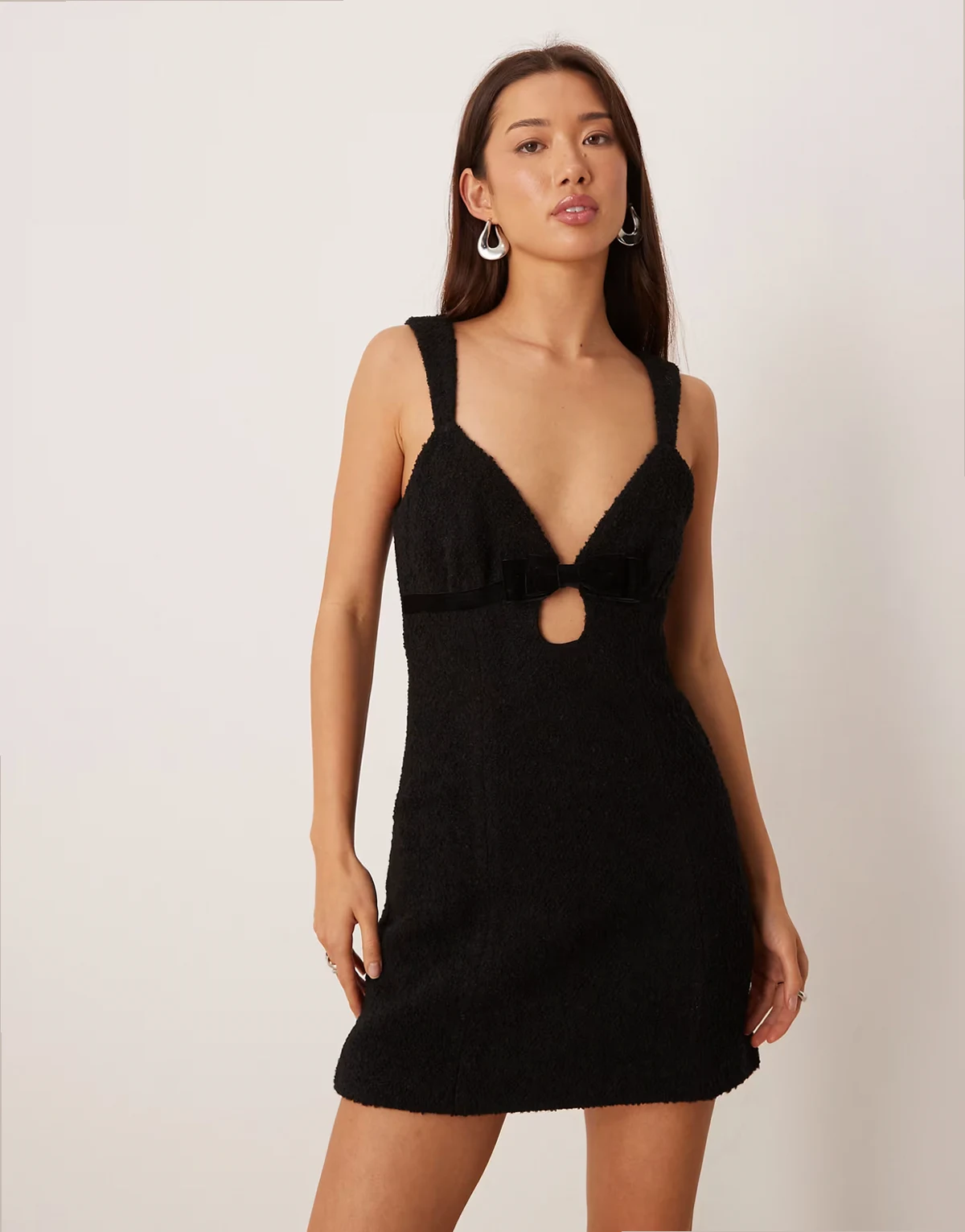 – Bouclé-Minikleid in Schwarz mit Rückenausschnitt und Samt-Schleife&nbsp;