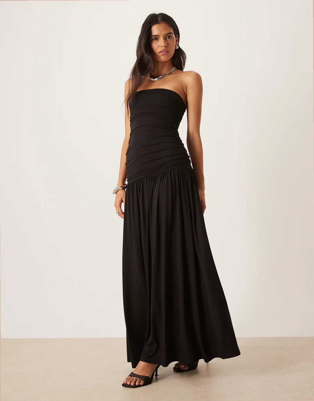 – Midikleid aus Jersey in Schwarz mit tiefer Taille