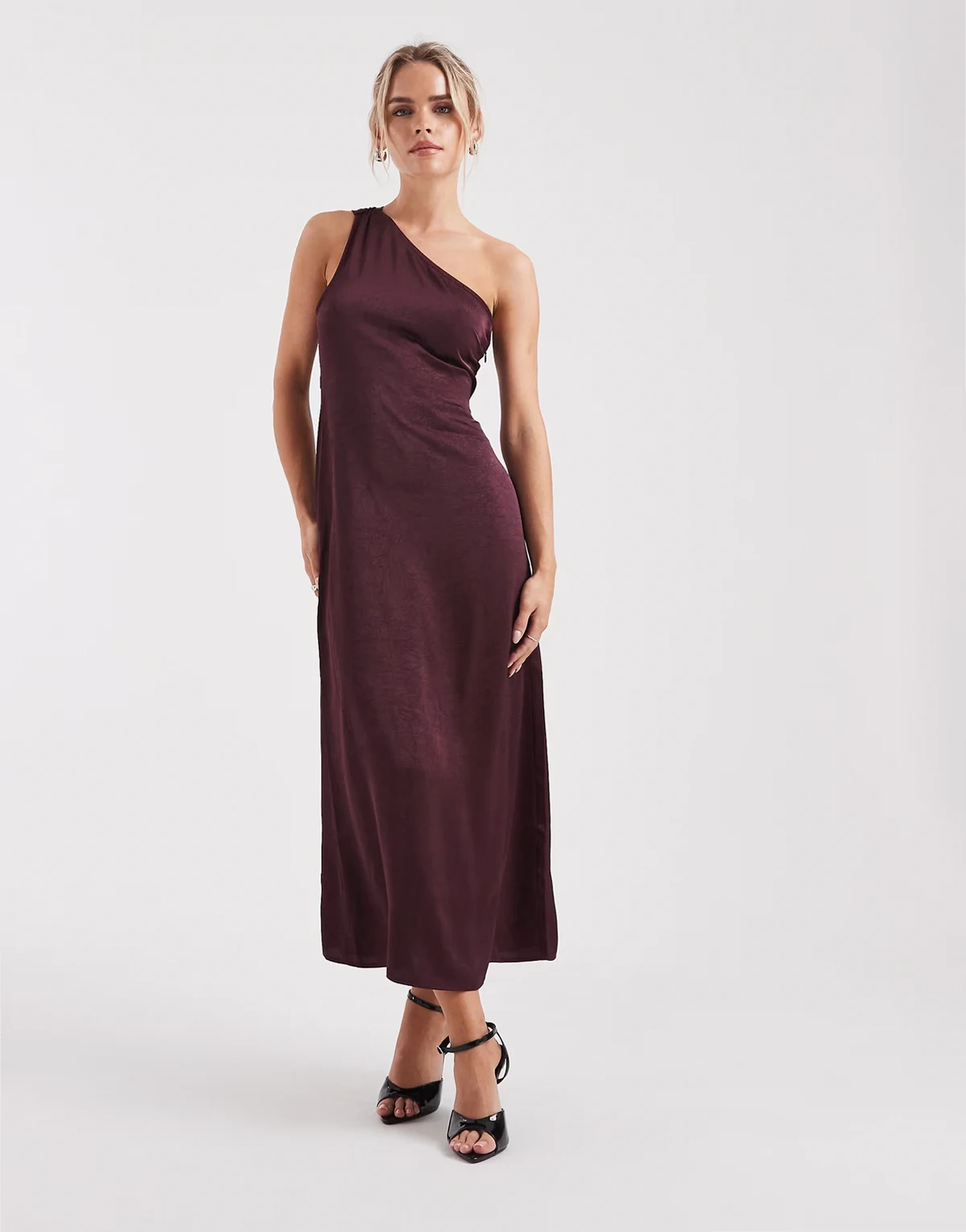 – Satin-Maxikleid in Burgunderrot mit One-Shoulder-Träger