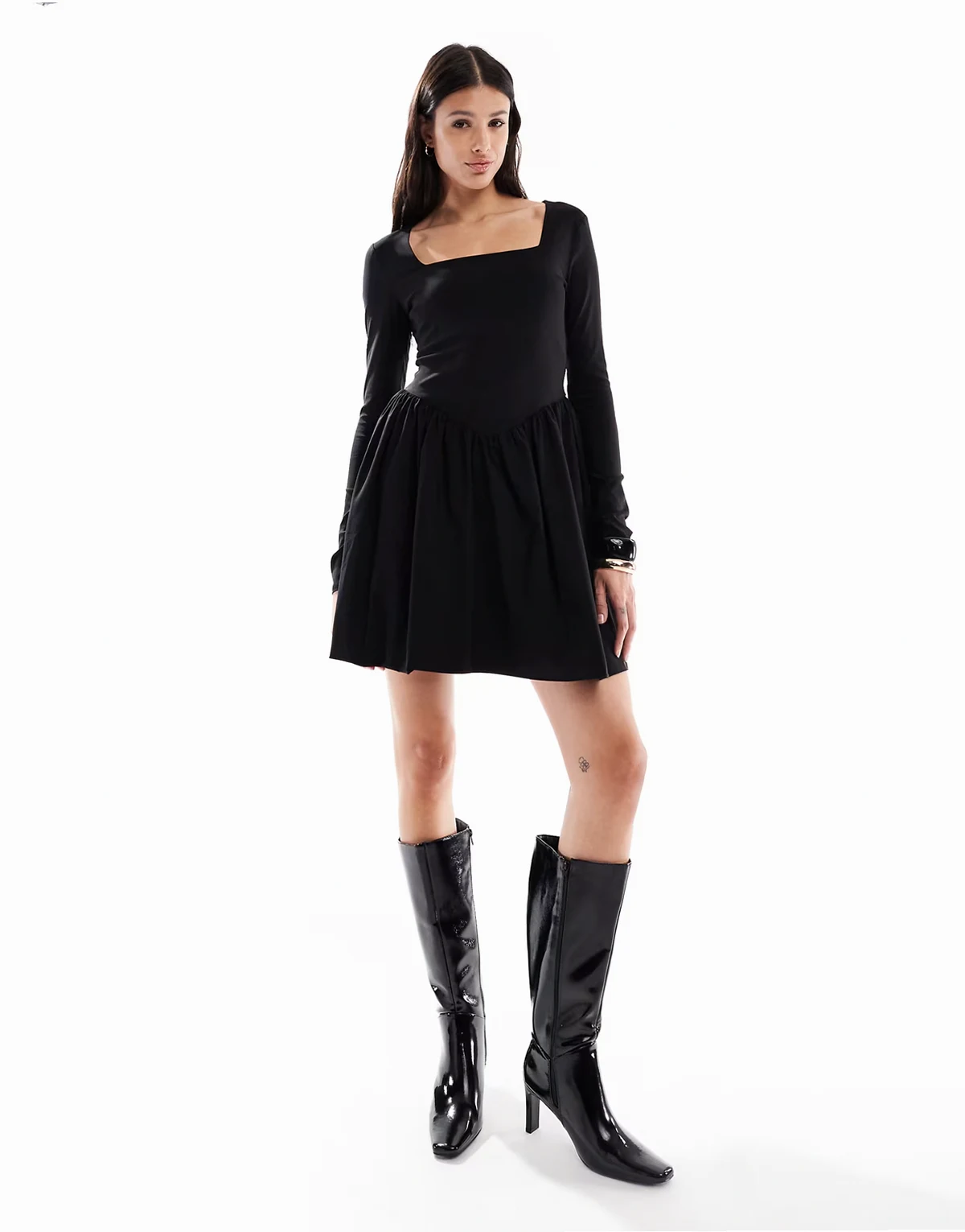 – Langärmliges Minikleid in Schwarz mit Korsettdetail