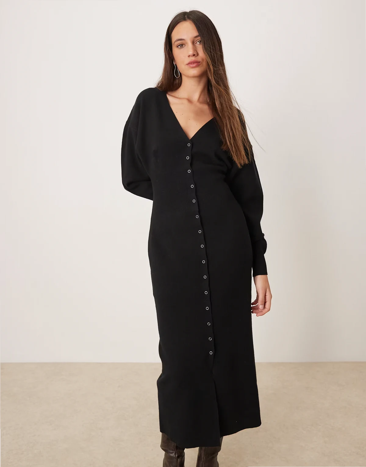 – Langärmliges Midi-Strickkleid in Schwarz mit V-Ausschnitt und Knopfleiste