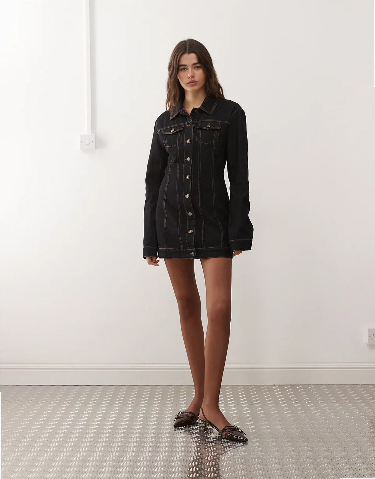 – Rider – Ciemnoniebieska zapinana na guziki sukienka jeansowa mini ze zwężaną talią z bogatego w bawełnę materiału