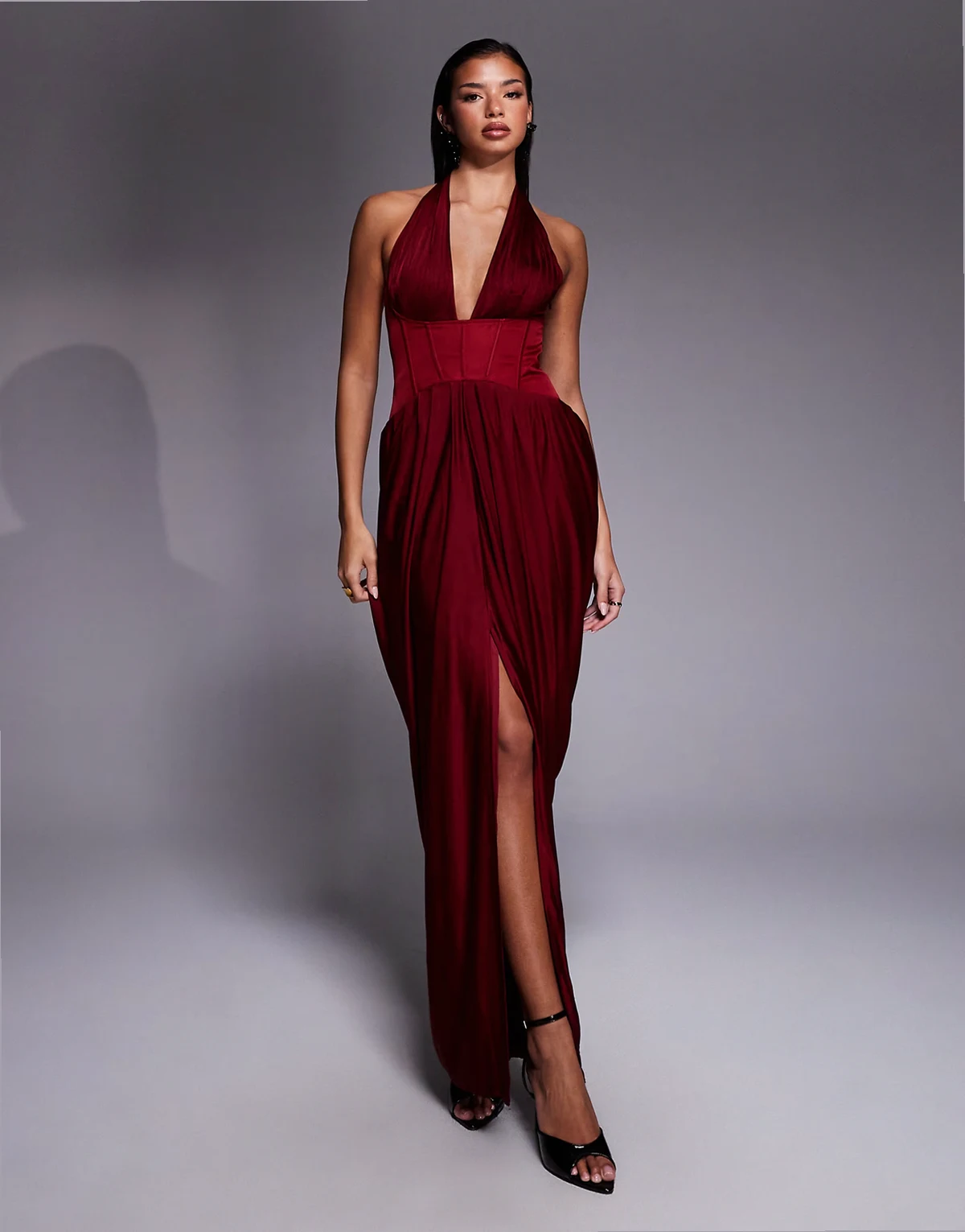 – Drape and Destiny – Bordowa sukienka maxi z głębokim dekoltem V