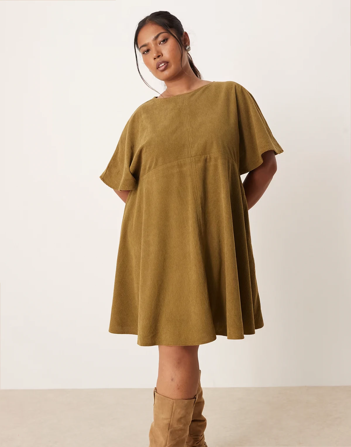 ASOS DESIGN Curve – Oliwkowa sztruksowa sukienka t-shirtowa mini z ozdobnymi szwami