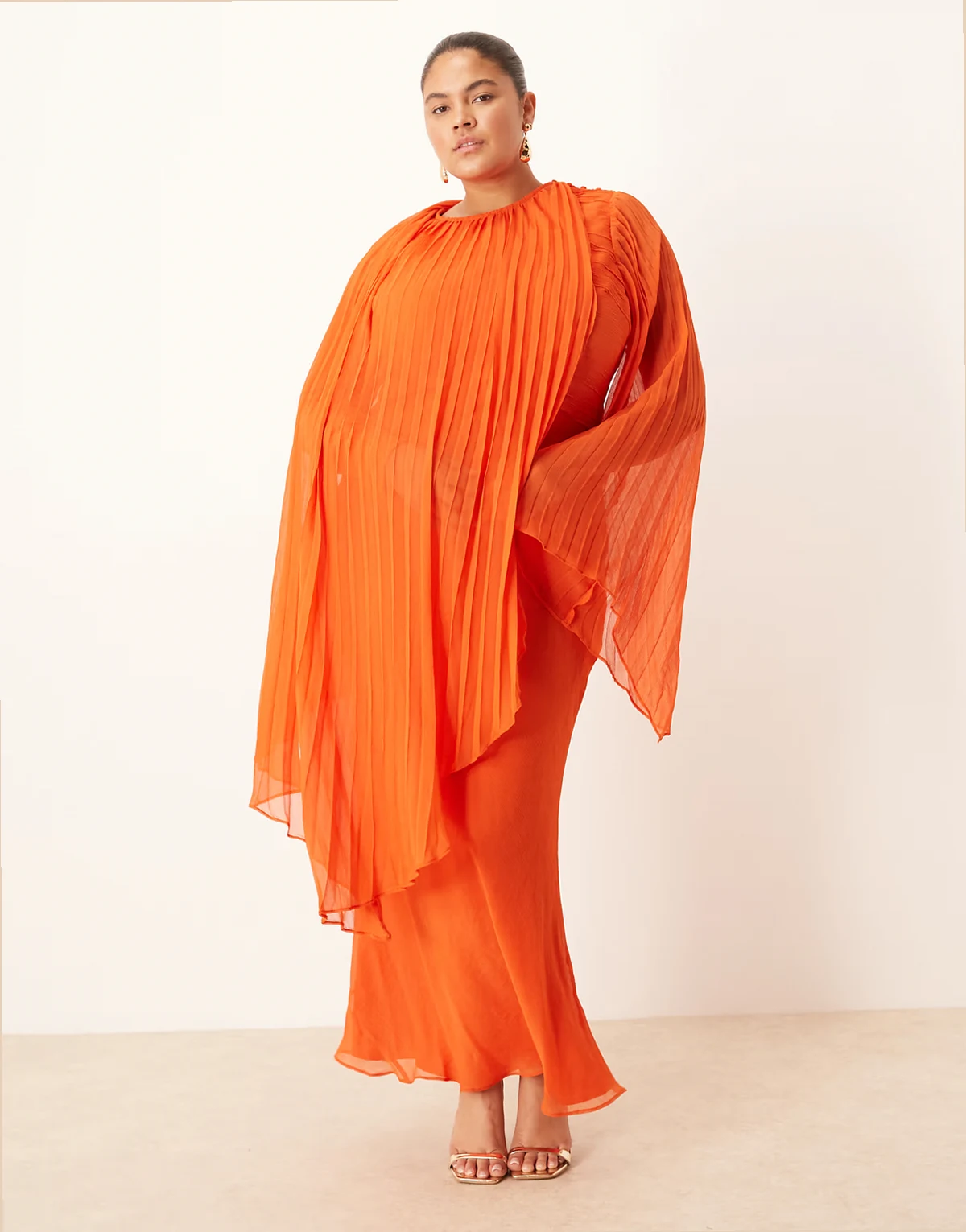 ASOS DESIGN Curve – Pomarańczowa sukienka maxi cięta ze skosu z plisami i obszernymi rękawami