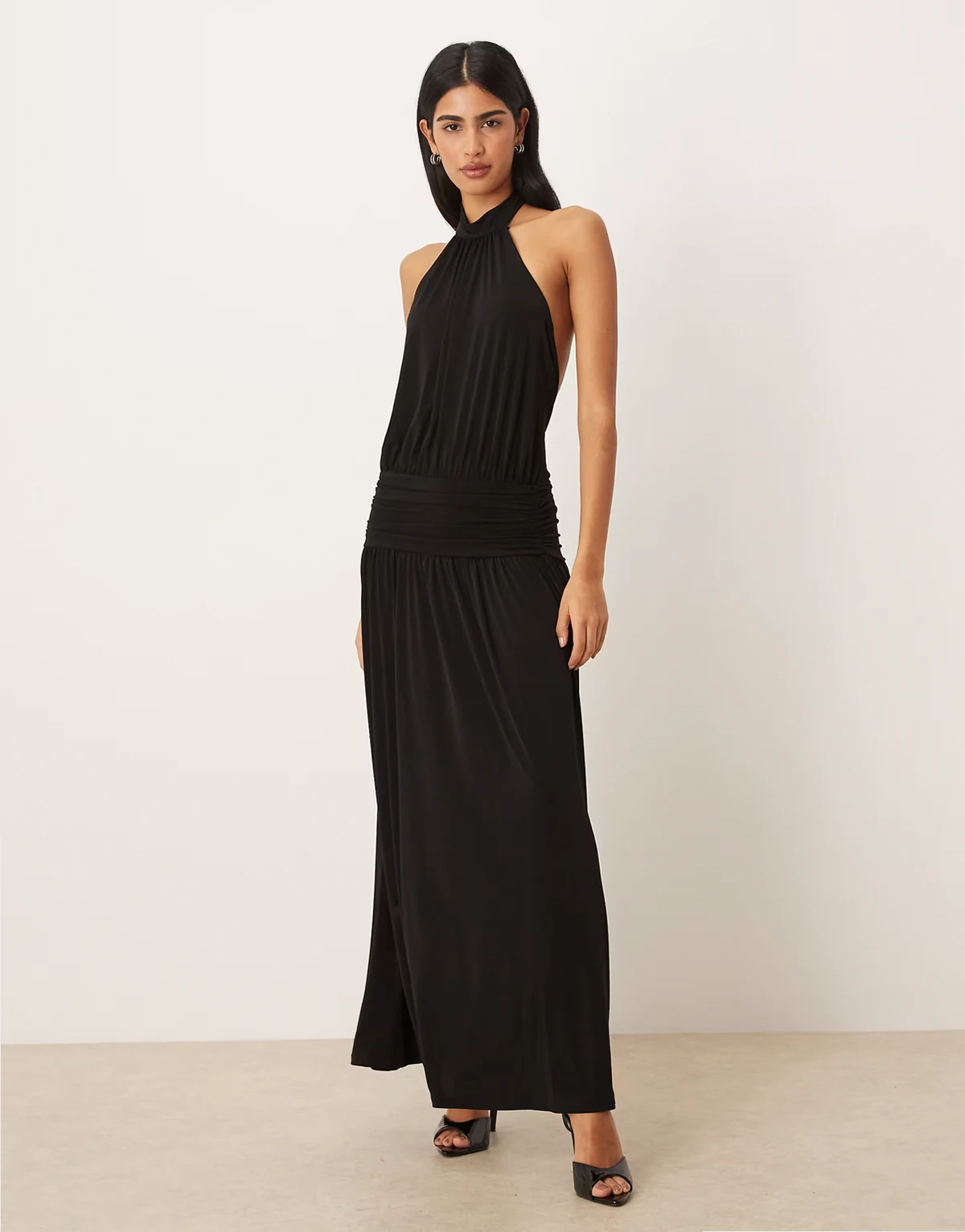 – Neckholder-Maxikleid in Schwarz mit tiefem Rückenausschnitt