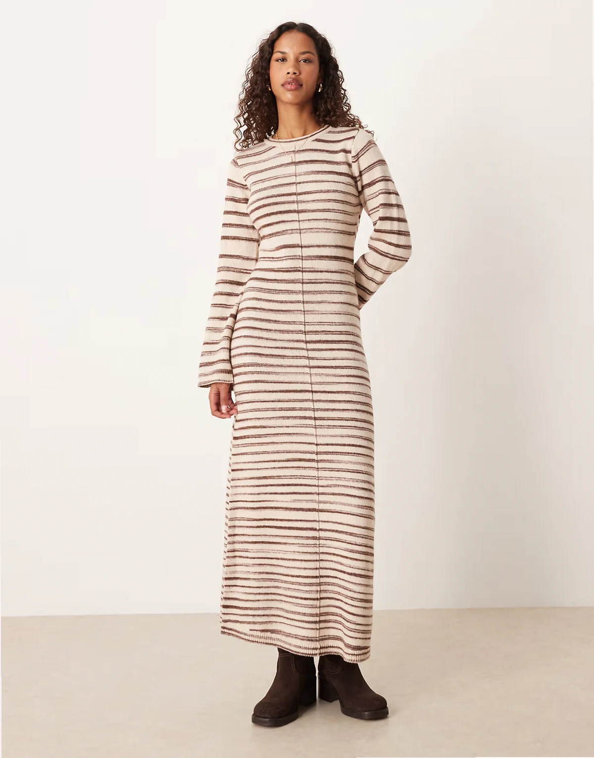 – Maxi-Strickkleid aus Baumwollmix in Cremeweiß mit abstraktem Strichmuster