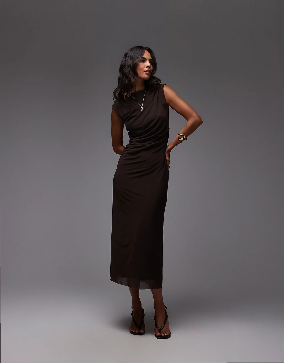 – Midikleid aus Netzstoff in Dunkelbraun mit drapiertem Detail