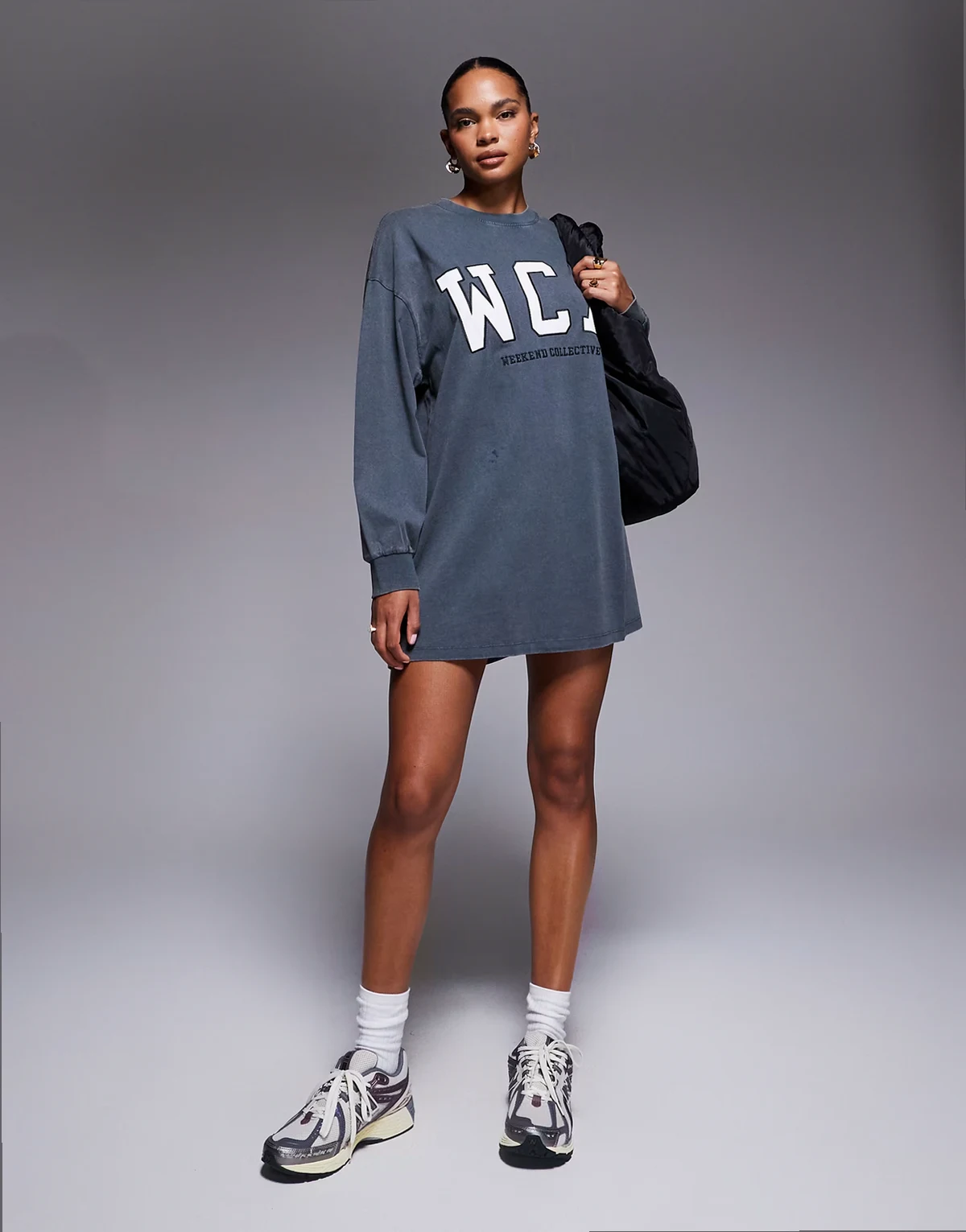 Weekend Collective – Icon – Sukienka t-shirtowa oversize w spranym grafitowym kolorze z długimi rękawami i nadrukiem logo w uczelnianym stylu