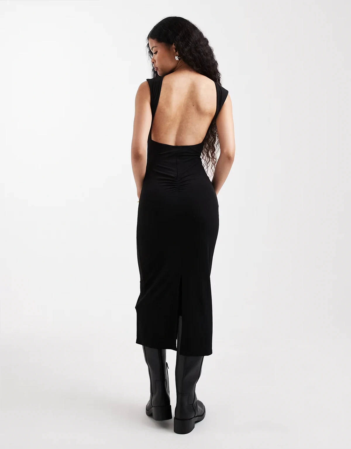 – Rückenfreies Midikleid in Schwarz mit Raffung