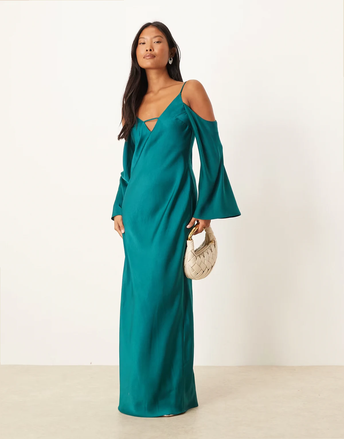 ASOS DESIGN Petite – Langärmliges Camisole-Maxikleid aus Satin in Blaugrün mit abfallenden Schultern