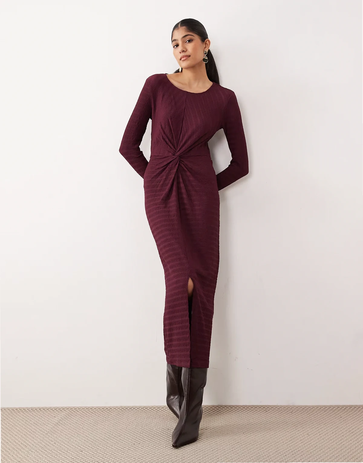 – Midikleid in Burgunderrot mit Strukturmuster und verdrehtem Design