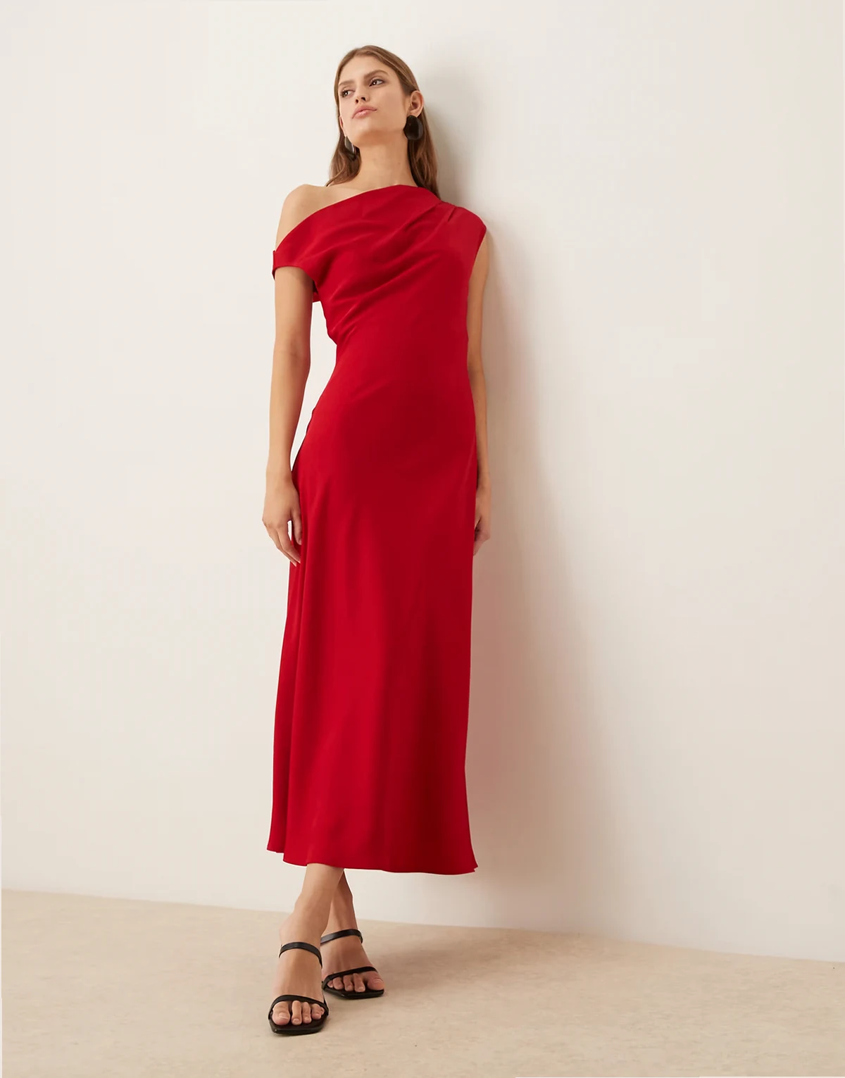 – Asymmetrisches Midaxikleid in Rot