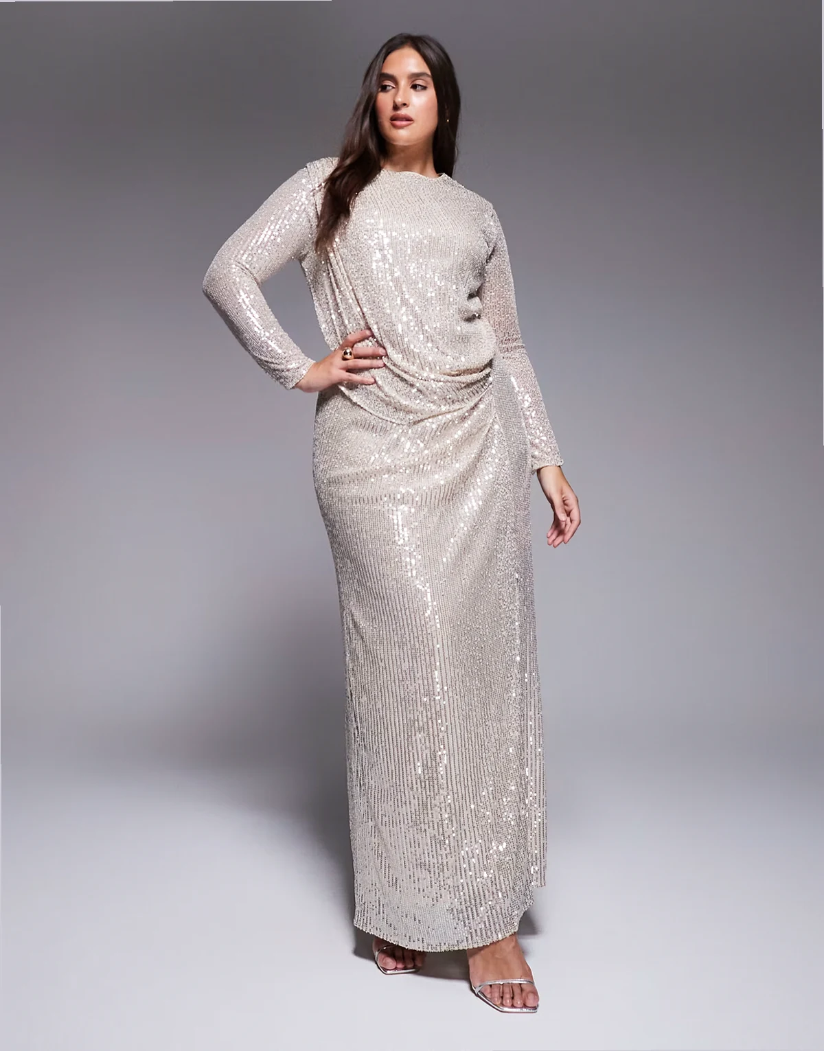 – Modest – Gerafftes Maxikleid in Silber mit Pailletten