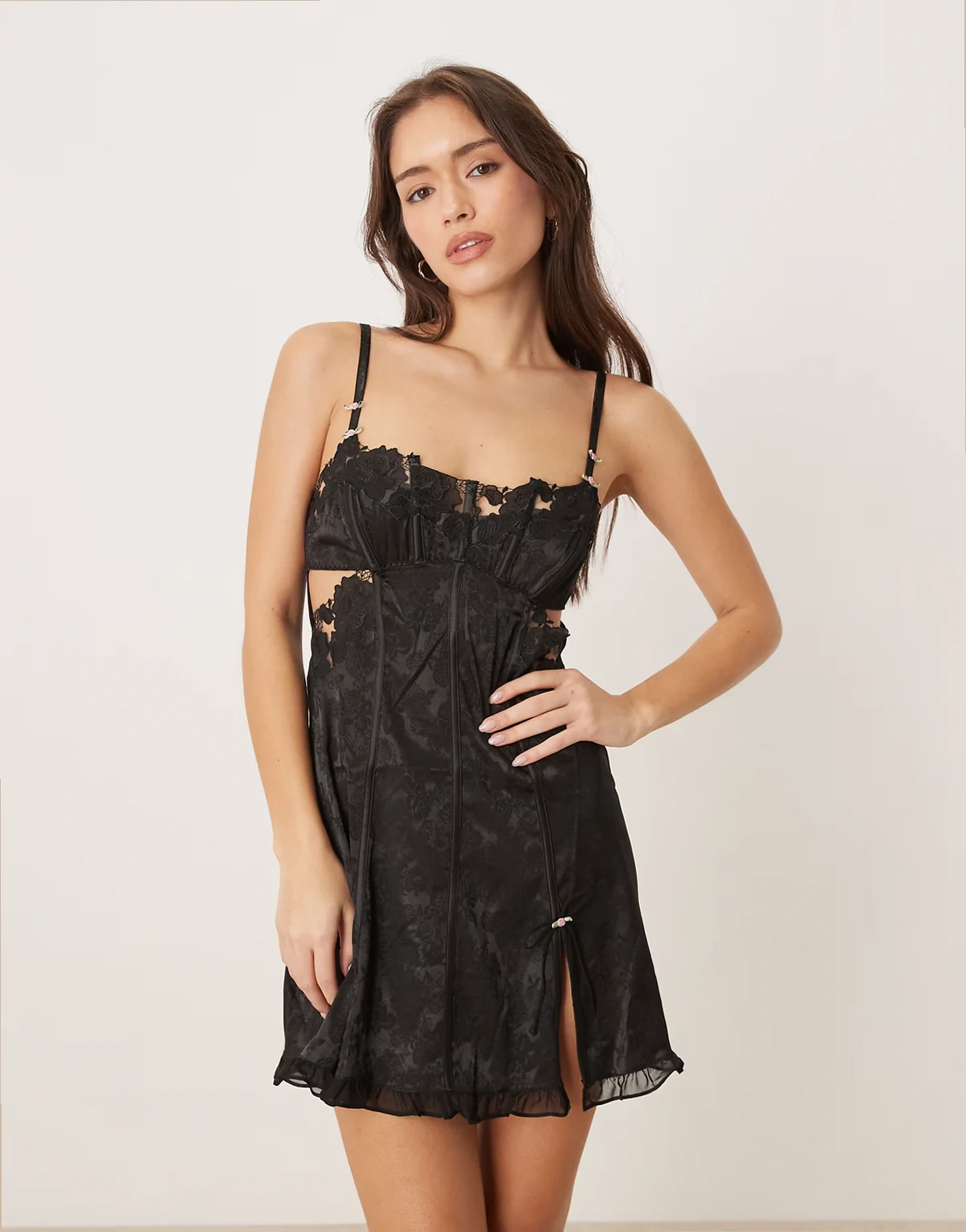 – Blissful Blooms – Besticktes Trägerkleid aus Chiffon in Schwarz
