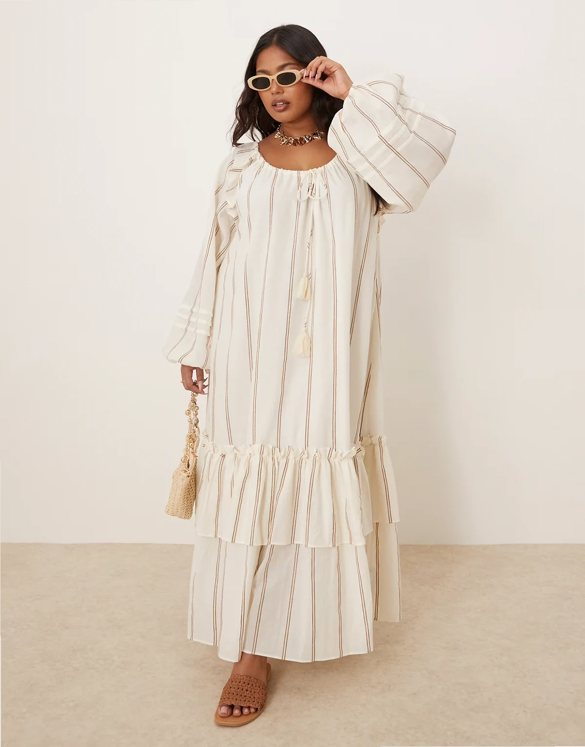 ASOS DESIGN Curve – Sukienka maxi w prążki z marszczeniem przy dekolcie i falbanami u dołu w paski