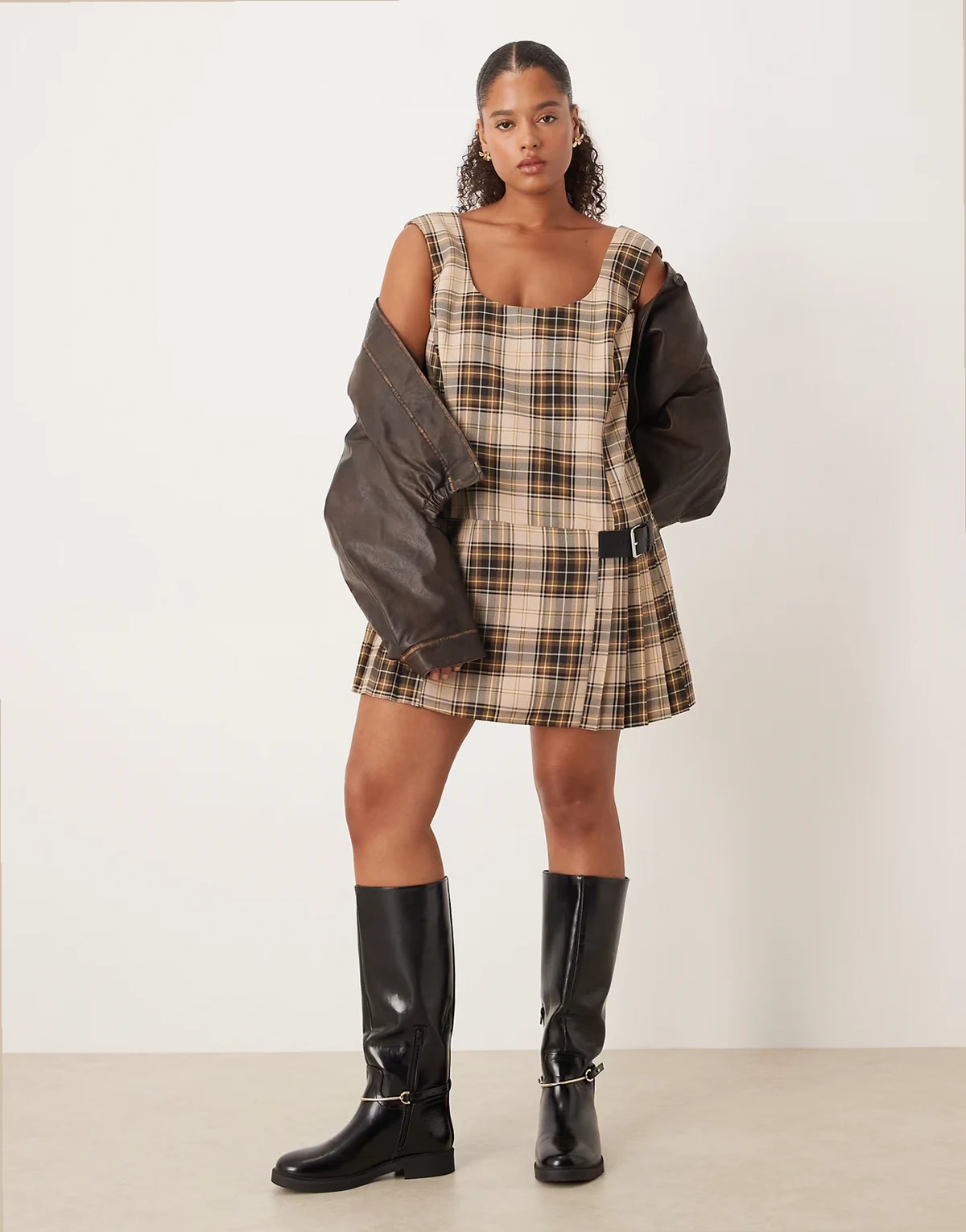 ASOS DESIGN Curve – Plisowana sukienka mini z dekoltem w kształcie litery U w czekoladową kratę