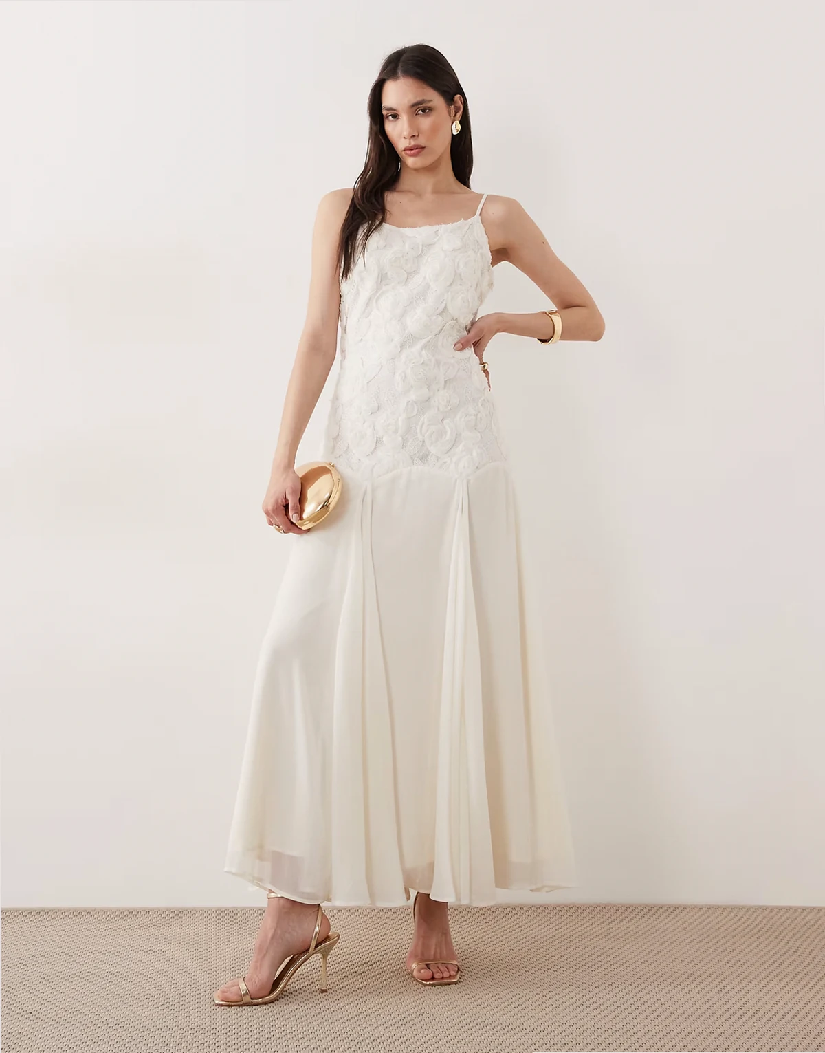 – Maxi-Trägerkleid in Gardenia-Weiß mit Blumenapplikation und tiefer Taille