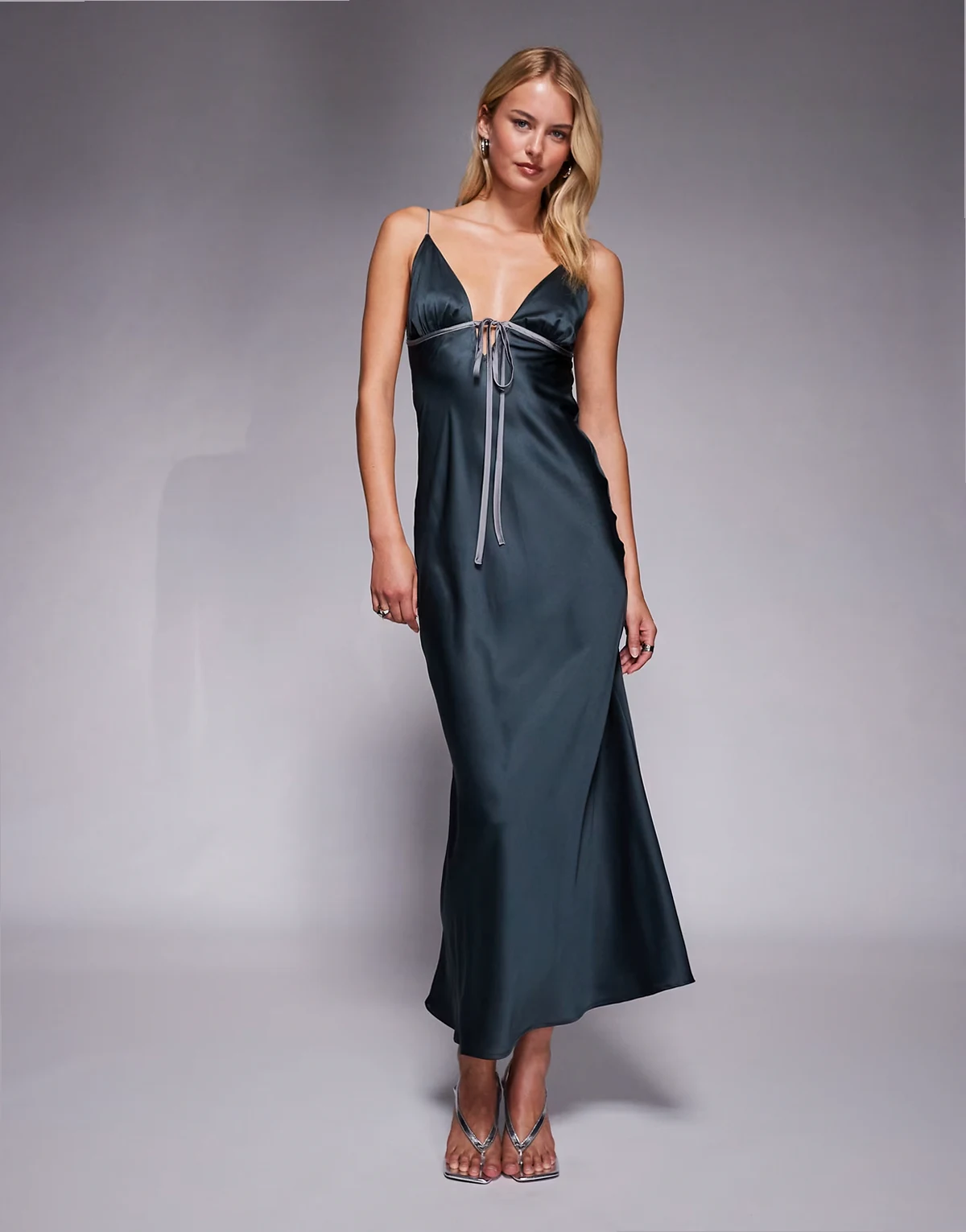 ASOS DESIGN Tall – Camisole-Midikleid aus Satin in Schieferblau mit Schrägschnitt und farblich abgesetztem Bindedetail