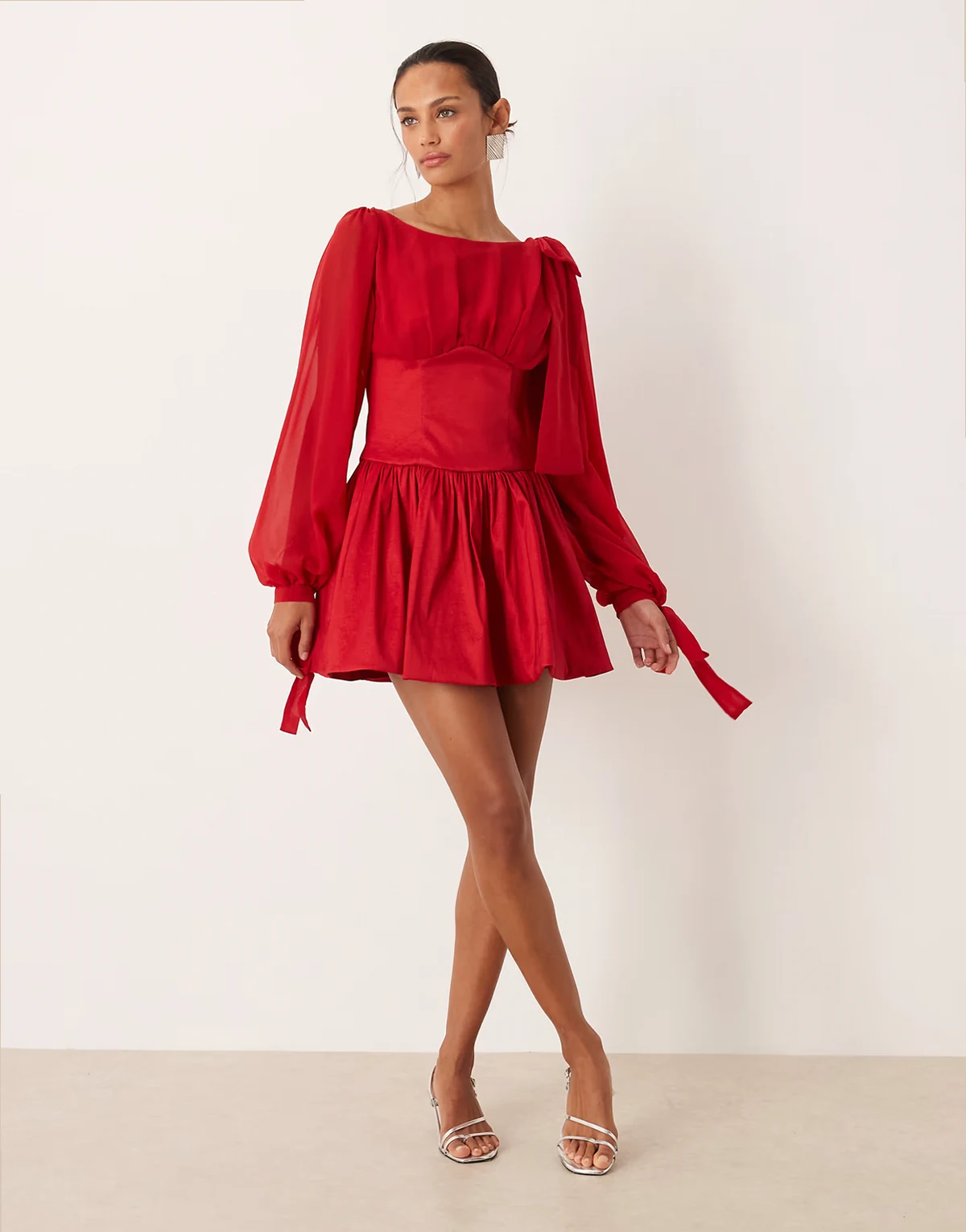 – Minikleid in Rot mit Blousonärmeln und Schleifen an den Bündchen