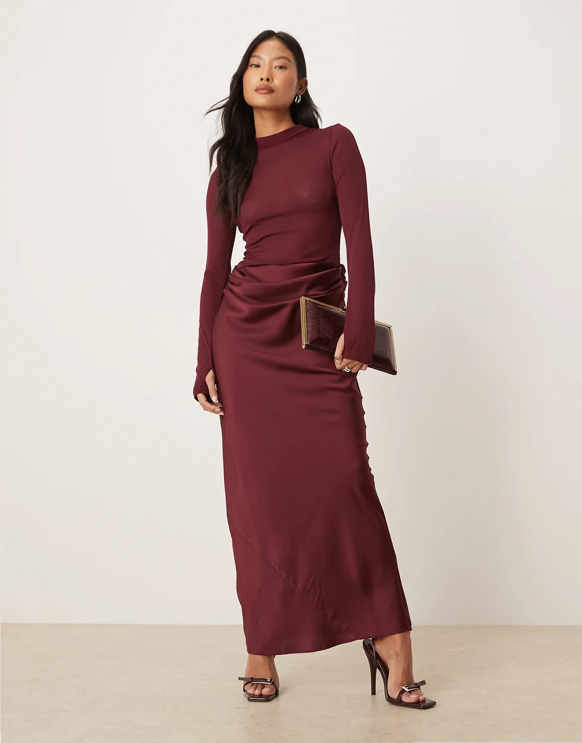 ASOS DESIGN Petite – Maxikleid aus Satin in Beerenrot mit hochgeschlossenem, transparentem Oberteil und Drapierung