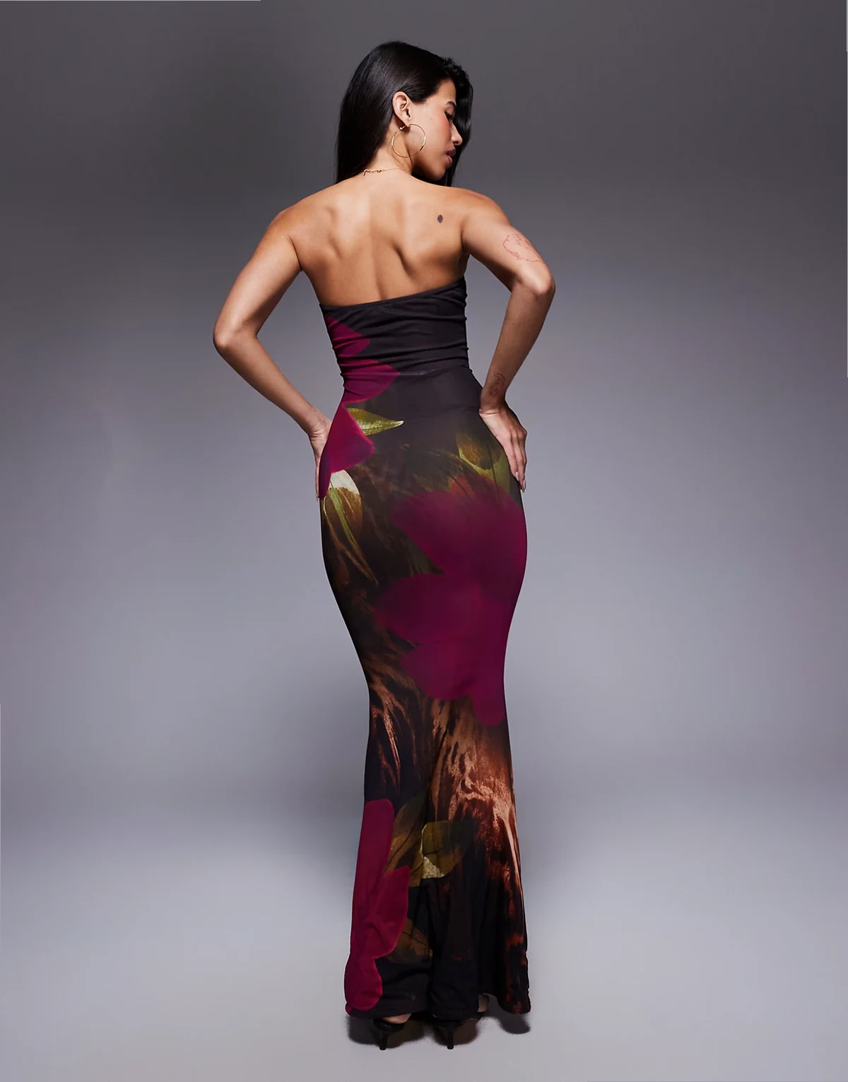 Exclusive – Siateczkowa sukienka maxi z dekoltem bandeau w fioletowy kwiatowy wzór